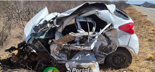 Ocupantes de Ford Ka sobrevivem após grave acidente na BR-407