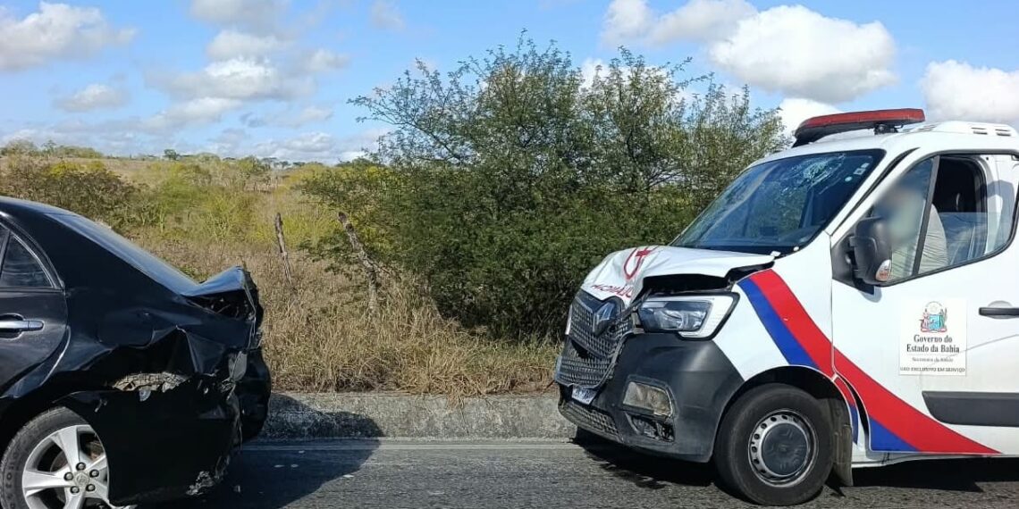 Ambulância de Cansanção colide na traseira de Corolla na BA-409