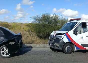 Ambulância de Cansanção colide na traseira de Corolla na BA-409
