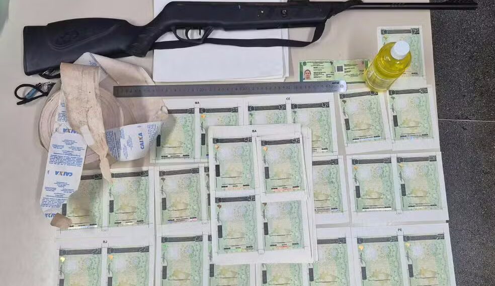 Homem é preso com mais de 50 CNHs falsas de diversos estados e equipamentos para impressão