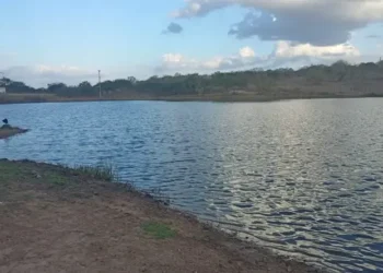 Adolescente de 14 anos morre afogado em açude; corpo foi encontrado horas depois