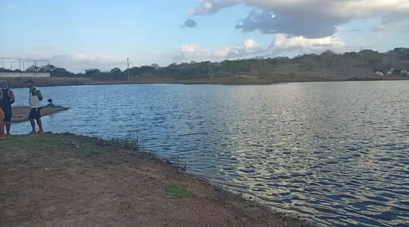 Adolescente de 14 anos morre afogado em açude; corpo foi encontrado horas depois