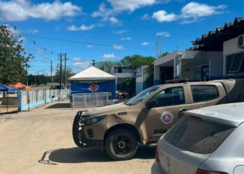 Homem entra em igreja para pedir socorro após levar um tiro
