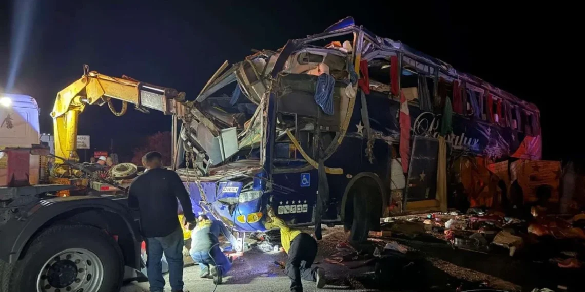 Acidente com ônibus que seguia de São Paulo para Senhor do Bonfim (BA) deixa seis mortos e 43 feridos em Minas
