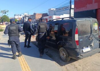 Carro abandonado em via pública estaria sendo usado por menores para consumo de drogas e esconder produtos furtados de escolas em Coité