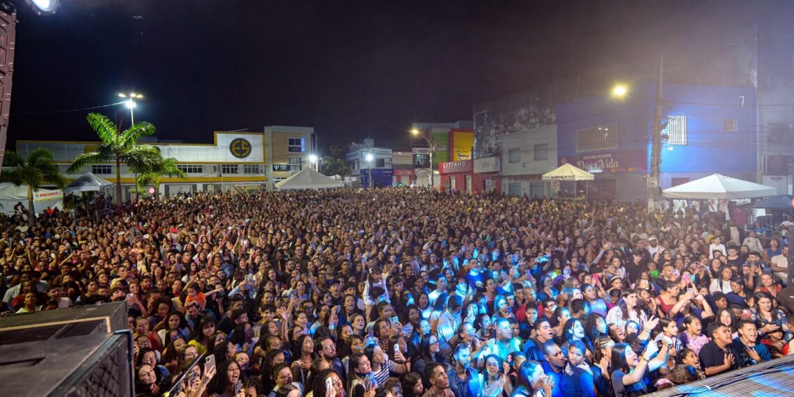 Praça do Mercado fica pequena para multidão na primeira grande noite da Semana dos Evangélicos em Coité
