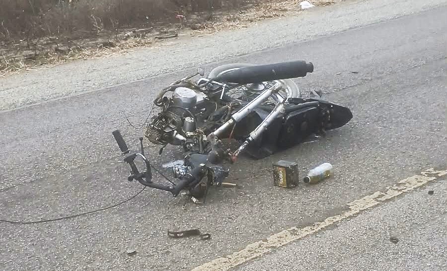 Motocicleta parte ao meio após colisão com HB20 na BR 324