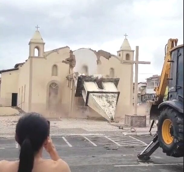 Após mais de 80 anos, Igreja Matriz de Retirolândia começa a ser demolida para dar lugar a novo templo