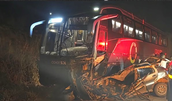 Quatro jovens morrem após colisão envolvendo carro e passeio e ônibus na BA 131