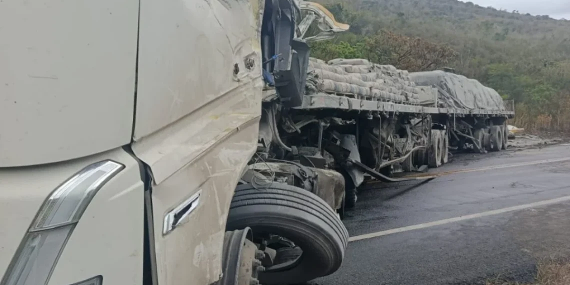 Batida entre quatro carretas deixa um dos motoristas morto e interdita a BR-116
