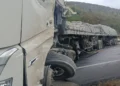 Batida entre quatro carretas deixa um dos motoristas morto e interdita a BR-116
