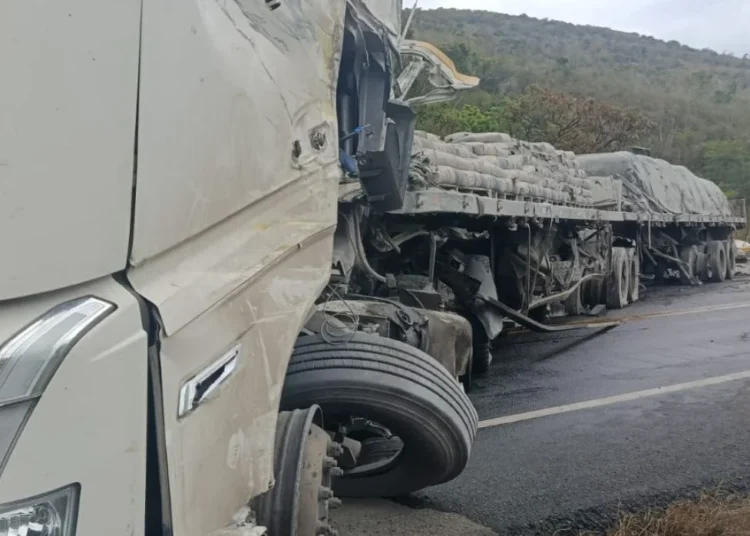 Batida entre quatro carretas deixa um dos motoristas morto e interdita a BR-116