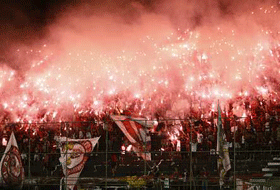 Leão, no seu santuário goleia mais uma e está na final