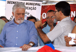 Prefeito não permite deputado discursar e outro não sobe ao palanque.