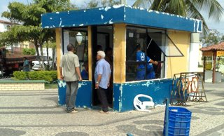 DJ lança carro contra modulo da guarda municipal em Araci.