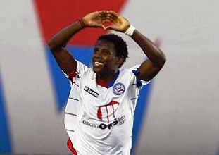 Adriano brilha mais uma vez Bahia goleia ASA e fica mais próximo da série A