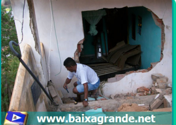 Baixa Grande: carro desgovernado invade casa enquanto casal dormia