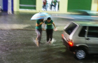 Forte temporal alaga ruas do centro de Coité