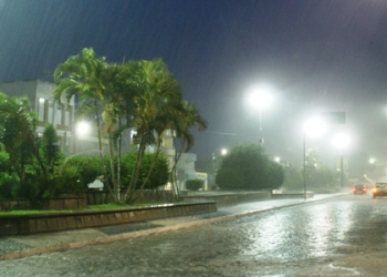 Forte temporal alaga ruas do centro de Coité