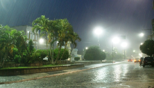 Forte temporal alaga ruas do centro de Coité
