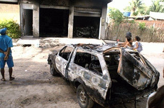 Coité: botijão pega fogo dentro de depósito e destrói carro e motos