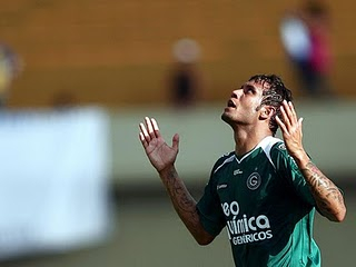 Vitória perde para o Goiás e se complica ainda mais no Brasileirão