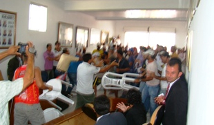 Acabou em confusão sessão da câmara de Rafael Jambeiro