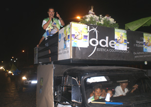Carreta do bando anuciador marca abertura da festa da padroeira