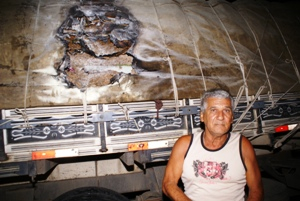 Vândalos tocam fogo em Kadett e caminhão em Coité