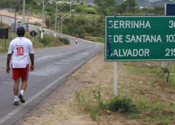Torcedor do Bahia paga promessa andando a pé de Coité a Serrinha