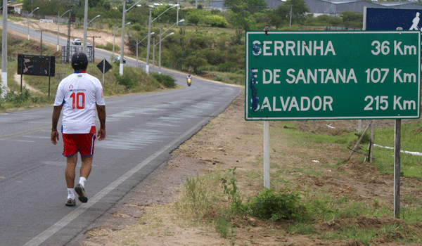 Torcedor do Bahia paga promessa andando a pé de Coité a Serrinha