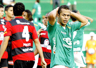 Vitória empata fora de casa com Guarani, mas cai duas posições