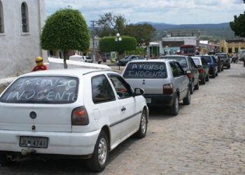 Familiares e amigos de bancário preso em Monte Santo fazem manifestação