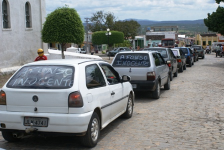 Familiares e amigos de bancário preso em Monte Santo fazem manifestação