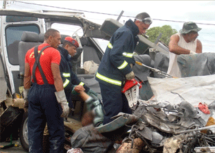 Colisão entre ônibus da São Luiz e Van de Cansação deixa dez mortos. Veja a lista das vítimas fatais