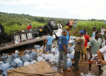 Caminhão carregado de água mineral capota  na BR 101