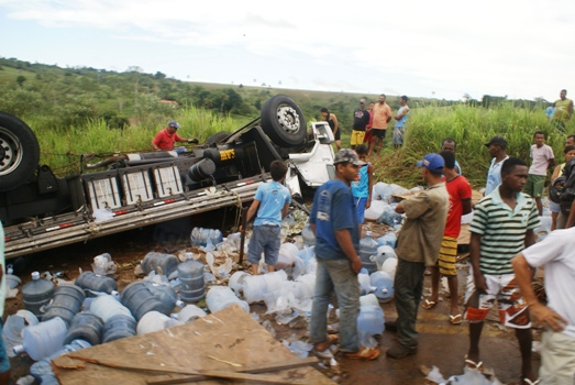 Caminhão carregado de água mineral capota  na BR 101