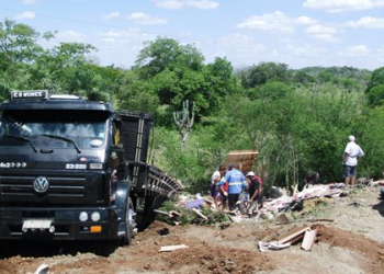 Caminhão carregado de piso vira na BR-324 próximo a Riachão