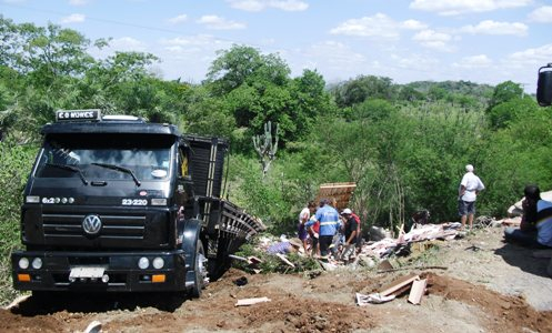 Caminhão carregado de piso vira na BR-324 próximo a Riachão