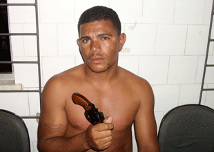Coité:homem preso com revólver e tentativa de subornar PMs