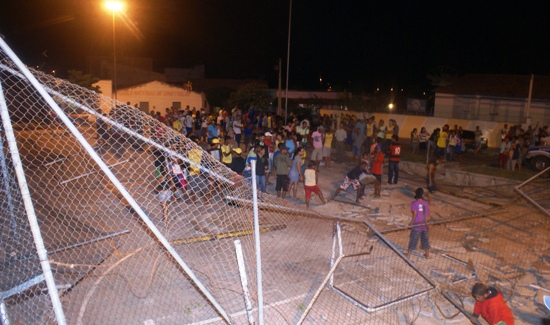 jovem morre eletrocutado em quadra de esportes de Salgadália e revolta a população