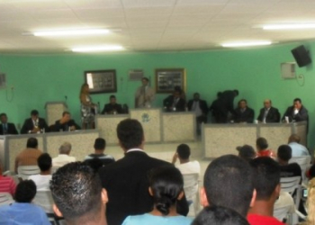 Cansanção: Riso renuncia a prefeitura e é reeleito presidente da Câmara