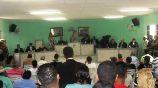 Cansanção: Riso renuncia a prefeitura e é reeleito presidente da Câmara