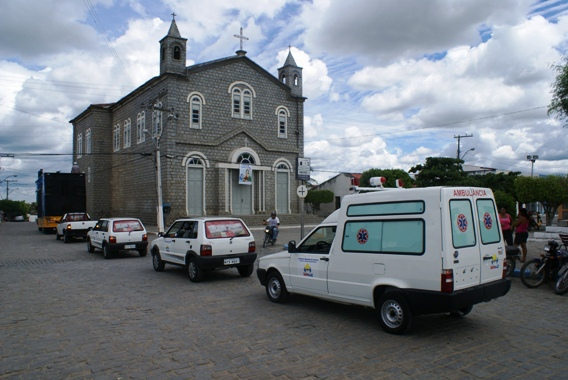 Prefeitura entrega quatro veículos a população adquiridos com recursos próprios