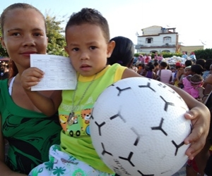 Prefeitura de Araci distribui um caminhão de brinquedos para a criançada