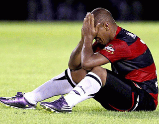Vitória fica no empate com Atlético de Goiás e cai para a segundona