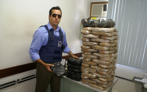 Polícia Civil encontra mais sete quilos de maconha no Fiat Strada