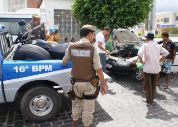 Irmãos ficam feridos na colisão de moto com Pálio no centro de Coité