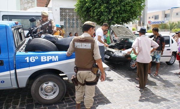 Irmãos ficam feridos na colisão de moto com Pálio no centro de Coité