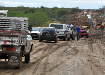 Obras na BR 235 causam o 3º engarrafamento em um mês